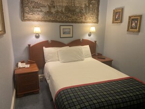 Klassieke tweepersoonskamer | Een bureau, gratis wifi, beddengoed