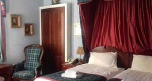 Quarto duplo clássico | Escrivaninha, Wi-Fi de cortesia, roupa de cama