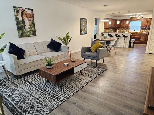 Bungalow DT by Lake Eola & KIA center Sleeps 12