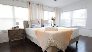 3 Schlafzimmer, Schreibtisch, Bügeleisen/Bügelbrett, Reisekinderbett