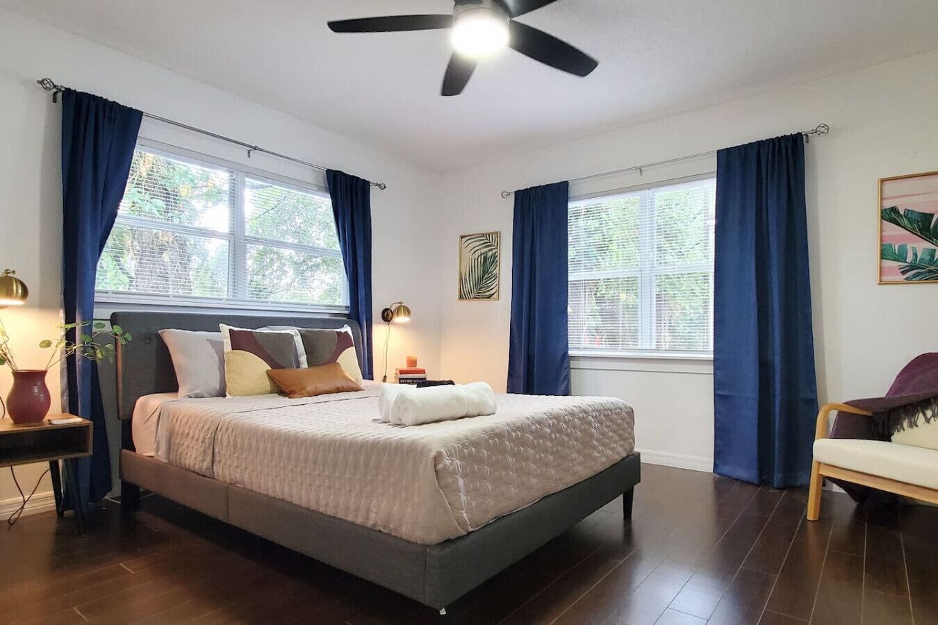 3 habitaciones, escritorio y tabla de planchar con plancha 