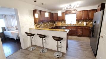 3 makuuhuonetta, työpöytä, silitysrauta/-lauta, Wi-Fi