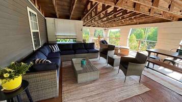 Smart-TV, Tischfußball, Bücher