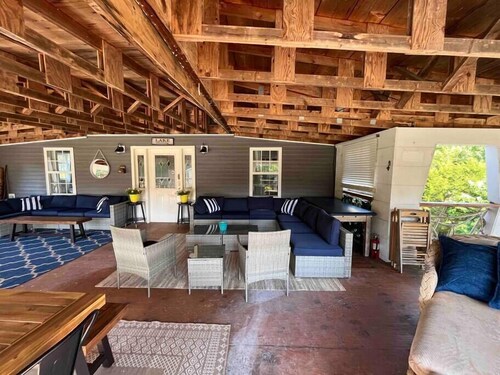 Cumberland Belle Lakehouse 9 bedrm, 20 bed, 7 bath, swimspa/hotub&sauna