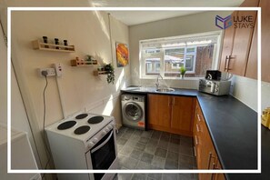 Fridge, microwave, oven, stovetop - ◑Executive 2 Bed ◑Wifi ◑Yard ◑Nr Stadium ◑Durham (County Durham)