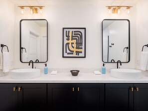 Badekar, hårføner og håndklær