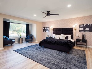 8 soverom, skrivebord, strykejern/-brett og reiseseng for barn