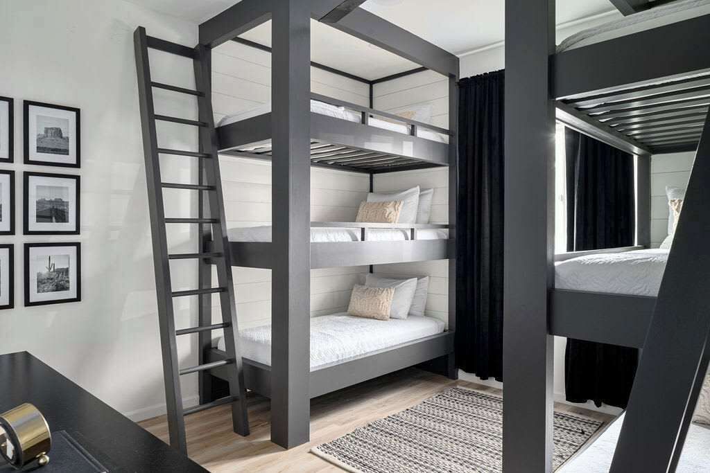 8 bedrooms, desk, iron/ironing board, travel cot