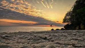 在海灘附近、躺椅、沙灘巾