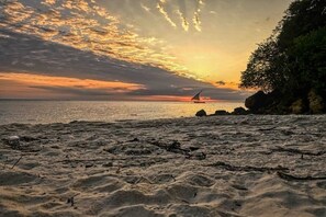 Nær stranden, solsenger og strandhåndklær