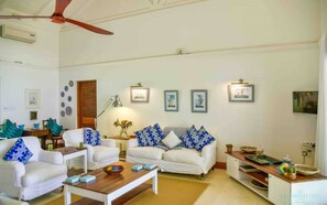 Smart TV - Tamarind Tree Beachfront bungalow with pool (Zanzibar)