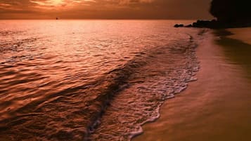 Una spiaggia nelle vicinanze, lettini da mare, teli da spiaggia