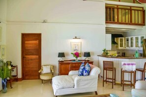 Smart TV - Tamarind Tree Beachfront bungalow with pool (Zanzibar)