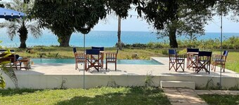 Tamarind Tree Beachfront bungalow with pool