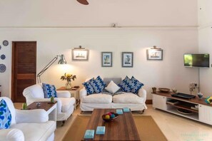 Smart TV - Tamarind Tree Beachfront bungalow with pool (Zanzibar)