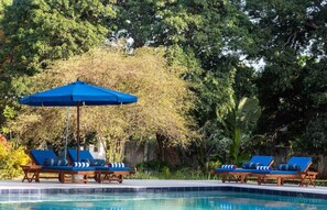 Outdoor pool - Tamarind Tree Beachfront bungalow with pool (Zanzibar)