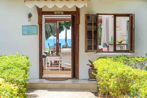 Tamarind Tree Beachfront bungalow with pool