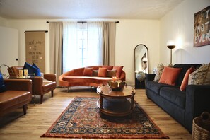 智能电视、书、立体声音响