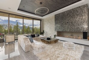 TV, peis, bøker og kontorer