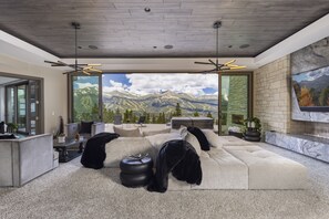 Fernseher, Kamin, Bücher, Arbeitsbereiche