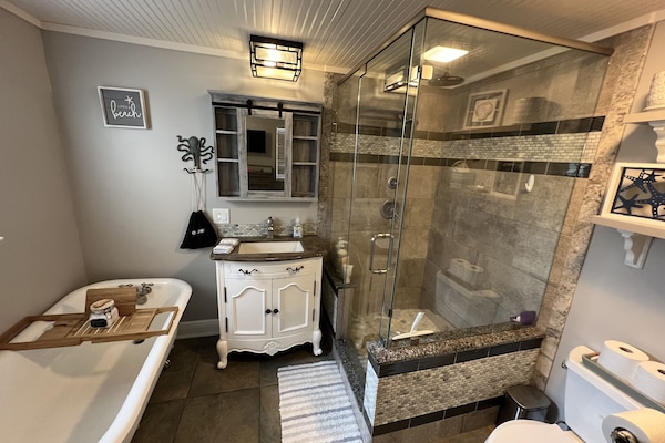Combined shower/bathtub, hair dryer, towels, soap
