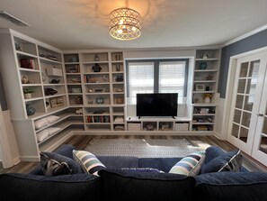 Smart TV, video games, DVD player, books - Historic 1890's house in Old Town BSL. Walking distance to BSL and the beach. (Bay St. Louis)