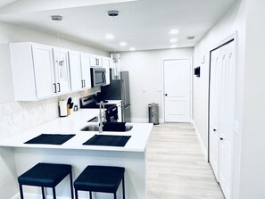 Frigorifero, microonde, forno, piano cottura