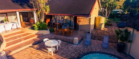 حمّام سباحة خارجي، حمّام سباحة مُدفَّأ