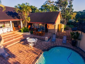 Una piscina al aire libre, una piscina climatizada