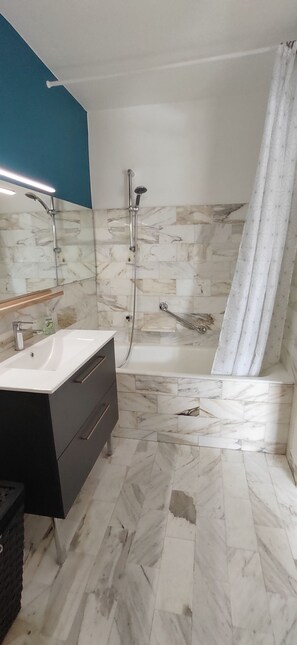 Shower, hair dryer, towels - Studio à la Plage (Concarneau)