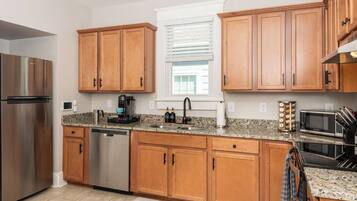 Kjøleskap, mikrobølgeovn, ovn og kokeplater