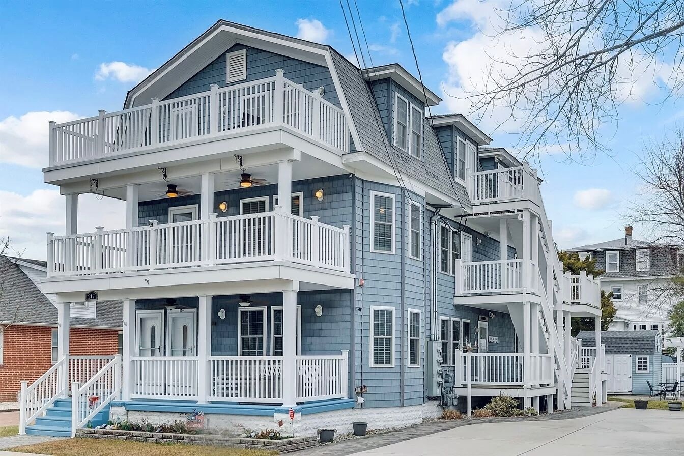2 Blocks from Beach and Boardwalk.  Spacious, quiet and clean 3rd floor unit.