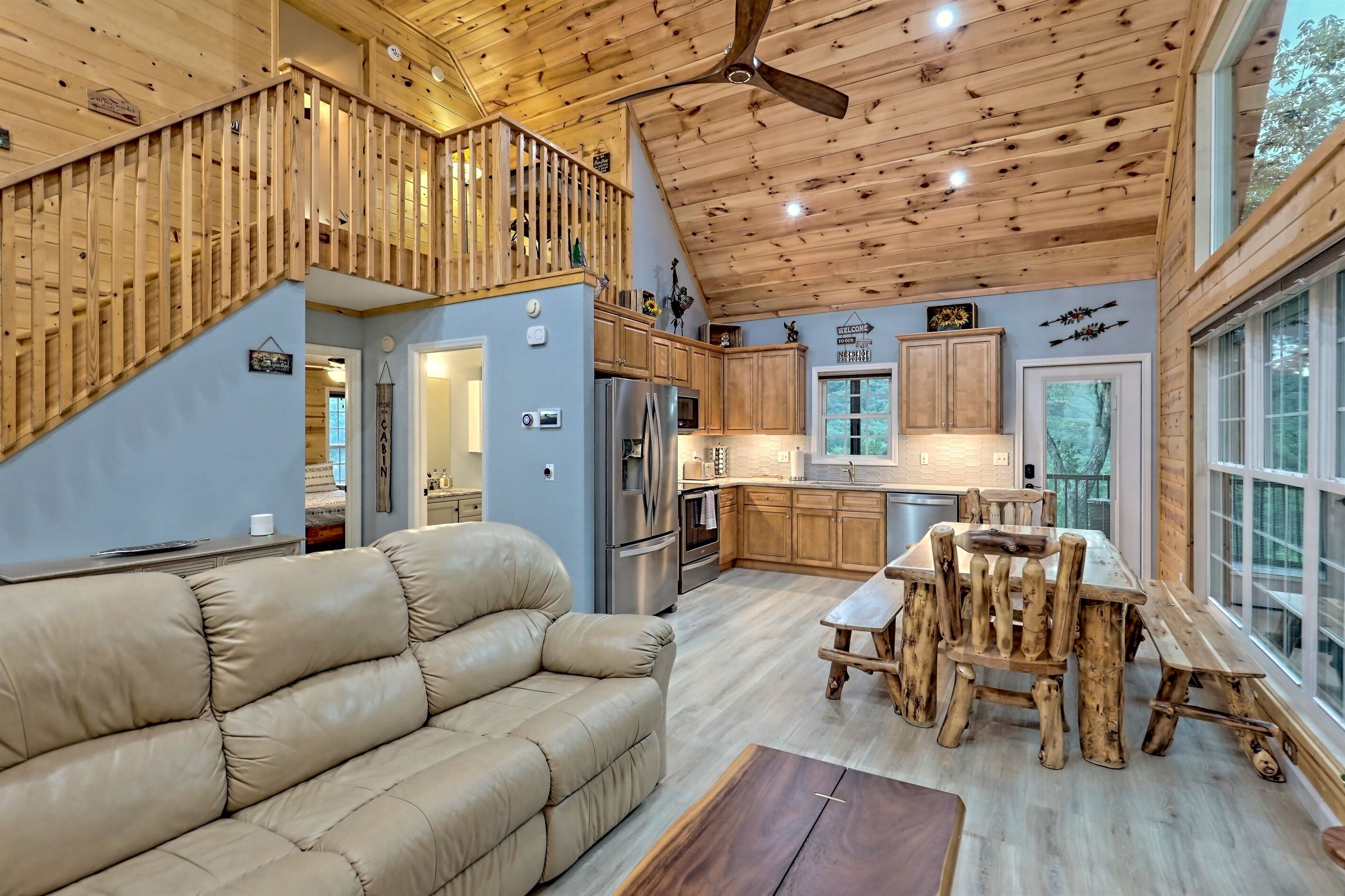 TV connectée, cheminée, jeux vidéo, table de tennis de table