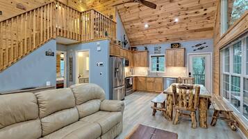 Una Smart TV, una chimenea, videojuegos, una mesa de tenis de mesa