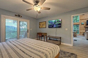 3 bedrooms, desk, iron/ironing board, travel crib - Serene Mountain Views w/ Sauna, Hot Tub, Fire Pit (Cleveland)