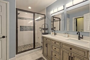 Shower, hair dryer, towels - Serene Mountain Views near Helen (Cleveland)