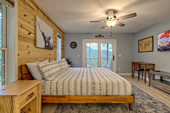 3 habitaciones, escritorio y tabla de planchar con plancha 