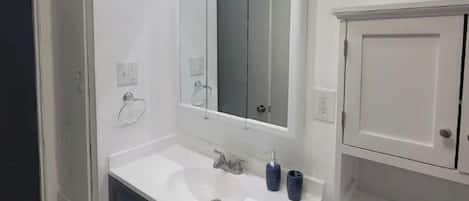 Ensemble douche/baignoire, sĂšche-cheveux, serviettes fournies