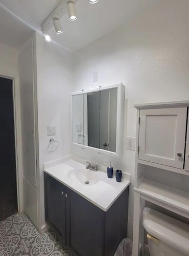 Cheerful, 3 bedroom house, free parking