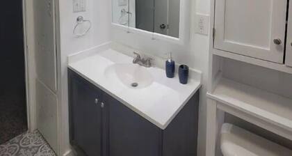 Cheerful, 3 bedroom house, free parking