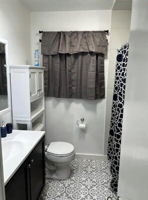 Combined shower/tub, hair dryer, towels, toilet paper - Cheerful, 3 bedroom house, free parking (Brownfield)