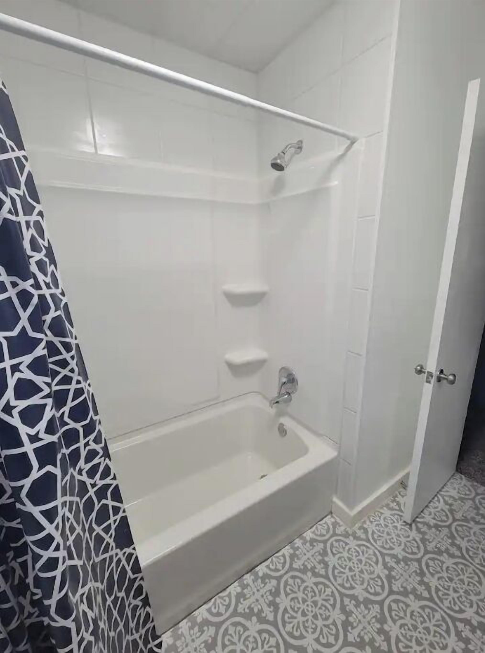 Ducha y bañera combinadas, secador de pelo, toallas y papel higiénico