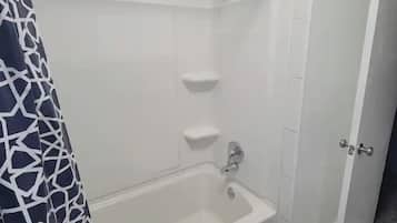 Ducha y bañera combinadas, secador de pelo, toallas y papel higiénico