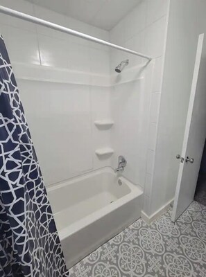 Combined shower/bathtub, hair dryer, towels, toilet paper - Cheerful, 3 bedroom house, free parking (Brownfield)
