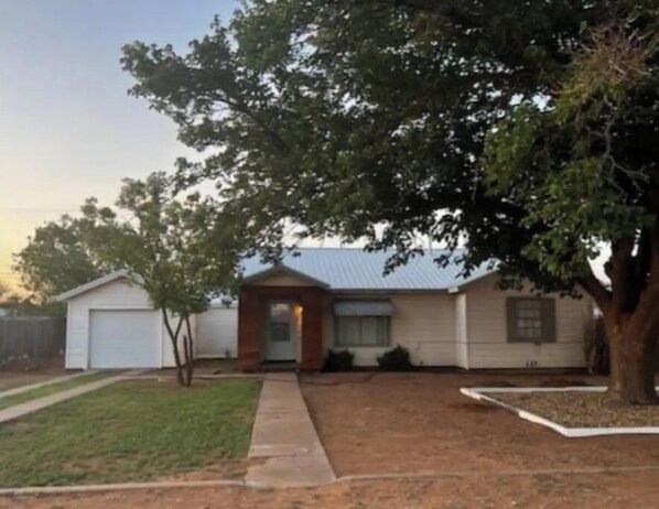 Exterior - Cheerful, 3 bedroom house, free parking (Brownfield)