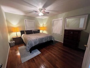 4 bedrooms, desk, free WiFi, bed sheets - Cheerful, 3 bedroom house, free parking (Brownfield)