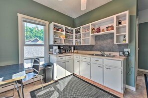 Réfrigérateur, micro-ondes, plaque de cuisson, cafetière/bouilloire