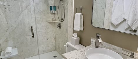 Ducha, artículos de tocador ecológicos, secador de pelo, toallas