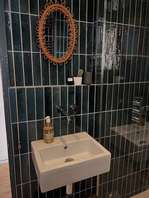 Bathtub, hair dryer, towels, soap - Victorian townhouse 2 minutes walk from beach (Margate)