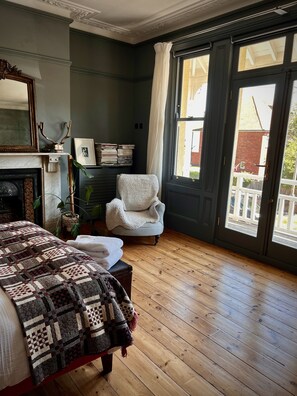 5 bedrooms, iron/ironing board, free WiFi, bed sheets